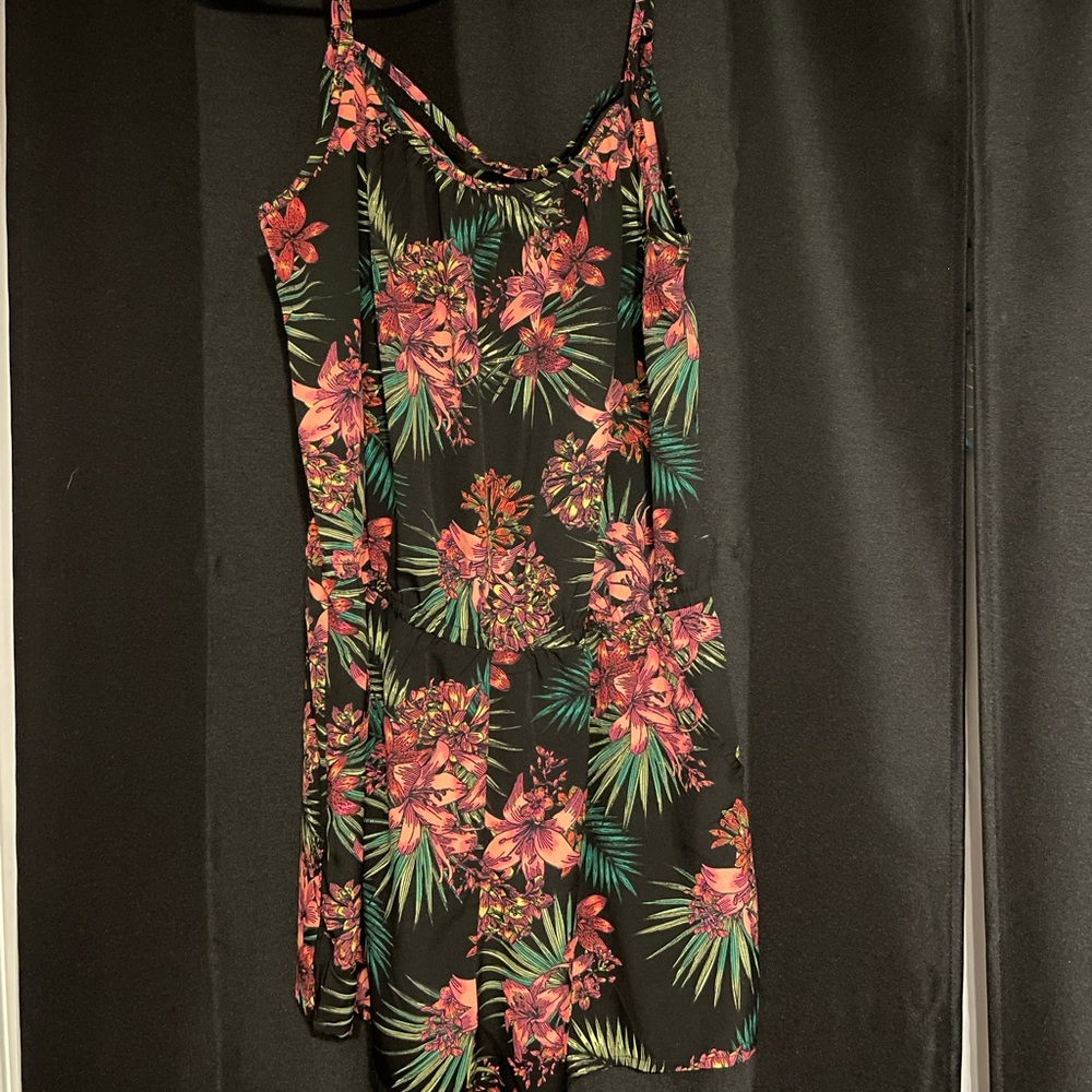 Cute Hawaiian romper! Size small, super soft material.